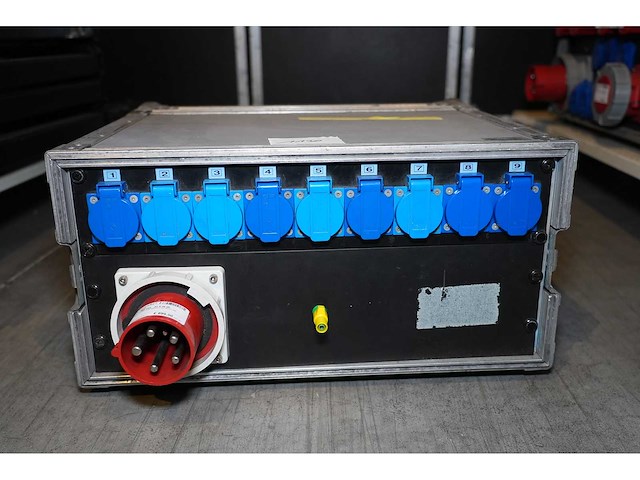Psu cee 63 a in (8) + flightcase - afbeelding 1 van  2