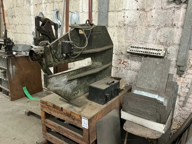 Pullmax al2494 oude knabbelschaarmachine - afbeelding 1 van  5