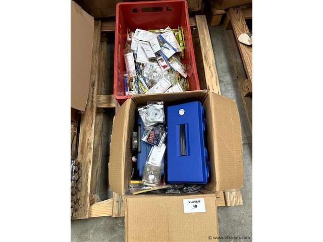 Pvc bak en doos inh. div. hengelsport toebehoren - afbeelding 1 van  3