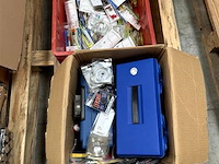 Pvc bak en doos inh. div. hengelsport toebehoren - afbeelding 1 van  3