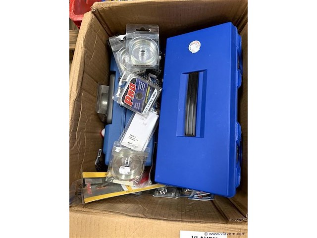 Pvc bak en doos inh. div. hengelsport toebehoren - afbeelding 2 van  3