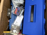 Pvc bak en doos inh. div. hengelsport toebehoren - afbeelding 2 van  3