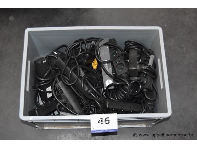 Pvc bak inhoudend diverse stekkerdozen - afbeelding 1 van  2