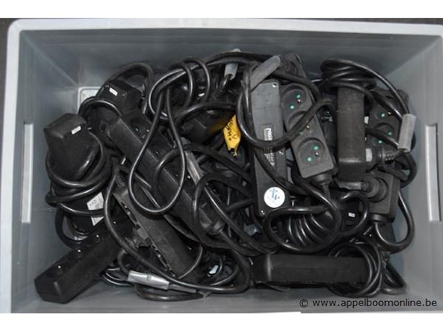 Pvc bak inhoudend diverse stekkerdozen - afbeelding 2 van  2