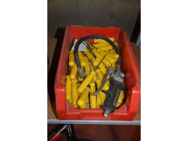 Pvc bak met platte schroevendraaiers, doos met 100 paklijstenenveloppen, 2-delige pvc vakken kist keter gevuld met moeren en bouten - afbeelding 2 van  10