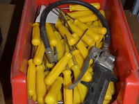 Pvc bak met platte schroevendraaiers, doos met 100 paklijstenenveloppen, 2-delige pvc vakken kist keter gevuld met moeren en bouten - afbeelding 2 van  10