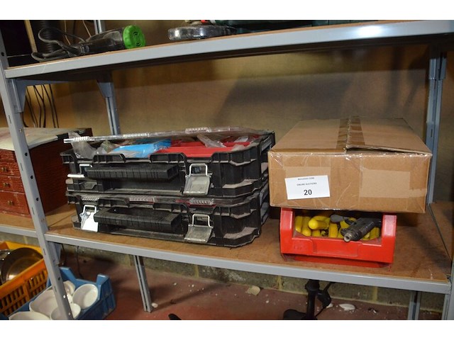 Pvc bak met platte schroevendraaiers, doos met 100 paklijstenenveloppen, 2-delige pvc vakken kist keter gevuld met moeren en bouten - afbeelding 1 van  10