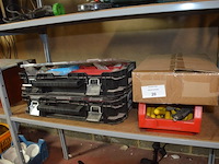 Pvc bak met platte schroevendraaiers, doos met 100 paklijstenenveloppen, 2-delige pvc vakken kist keter gevuld met moeren en bouten