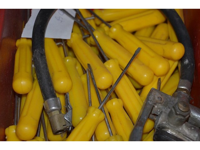 Pvc bak met platte schroevendraaiers, doos met 100 paklijstenenveloppen, 2-delige pvc vakken kist keter gevuld met moeren en bouten - afbeelding 3 van  10