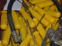 Pvc bak met platte schroevendraaiers, doos met 100 paklijstenenveloppen, 2-delige pvc vakken kist keter gevuld met moeren en bouten - afbeelding 3 van  10