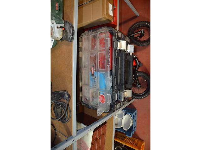 Pvc bak met platte schroevendraaiers, doos met 100 paklijstenenveloppen, 2-delige pvc vakken kist keter gevuld met moeren en bouten - afbeelding 4 van  10