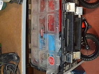 Pvc bak met platte schroevendraaiers, doos met 100 paklijstenenveloppen, 2-delige pvc vakken kist keter gevuld met moeren en bouten - afbeelding 4 van  10