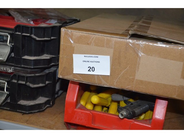 Pvc bak met platte schroevendraaiers, doos met 100 paklijstenenveloppen, 2-delige pvc vakken kist keter gevuld met moeren en bouten - afbeelding 5 van  10