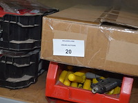 Pvc bak met platte schroevendraaiers, doos met 100 paklijstenenveloppen, 2-delige pvc vakken kist keter gevuld met moeren en bouten - afbeelding 5 van  10