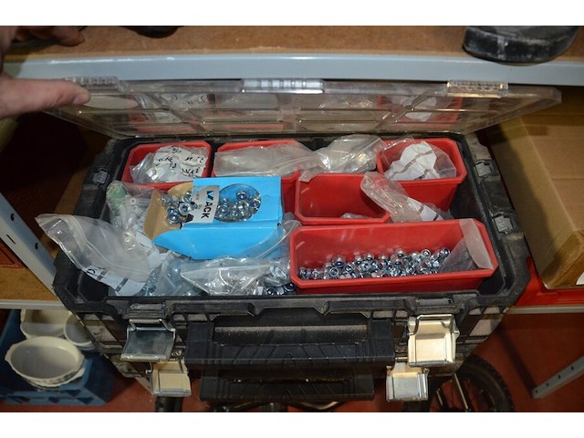 Pvc bak met platte schroevendraaiers, doos met 100 paklijstenenveloppen, 2-delige pvc vakken kist keter gevuld met moeren en bouten - afbeelding 6 van  10