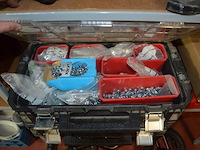 Pvc bak met platte schroevendraaiers, doos met 100 paklijstenenveloppen, 2-delige pvc vakken kist keter gevuld met moeren en bouten - afbeelding 6 van  10