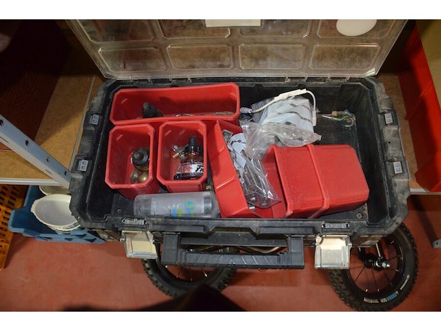 Pvc bak met platte schroevendraaiers, doos met 100 paklijstenenveloppen, 2-delige pvc vakken kist keter gevuld met moeren en bouten - afbeelding 7 van  10