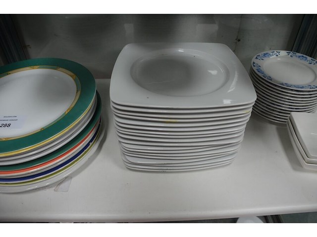 Pvc bak met porseleinen potjes, kartonnen doos met kommen en borden, 18 vierkante borden, 11 pasta borden, 6 rechthoekige borden, 13 ronde bordjes (6,16,23,24,25,26) - afbeelding 2 van  11
