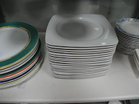 Pvc bak met porseleinen potjes, kartonnen doos met kommen en borden, 18 vierkante borden, 11 pasta borden, 6 rechthoekige borden, 13 ronde bordjes (6,16,23,24,25,26) - afbeelding 2 van  11