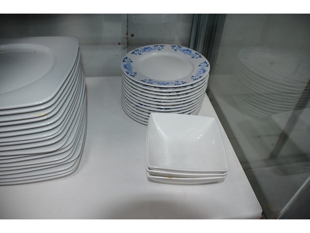 Pvc bak met porseleinen potjes, kartonnen doos met kommen en borden, 18 vierkante borden, 11 pasta borden, 6 rechthoekige borden, 13 ronde bordjes (6,16,23,24,25,26) - afbeelding 3 van  11