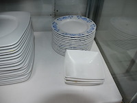 Pvc bak met porseleinen potjes, kartonnen doos met kommen en borden, 18 vierkante borden, 11 pasta borden, 6 rechthoekige borden, 13 ronde bordjes (6,16,23,24,25,26) - afbeelding 3 van  11