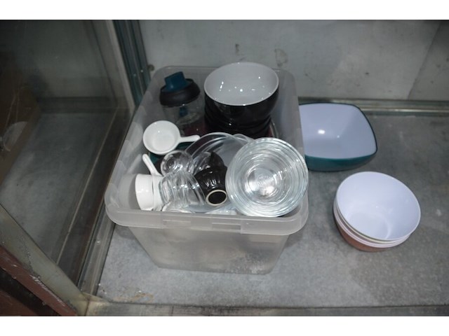 Pvc bak met porseleinen potjes, kartonnen doos met kommen en borden, 18 vierkante borden, 11 pasta borden, 6 rechthoekige borden, 13 ronde bordjes (6,16,23,24,25,26) - afbeelding 4 van  11