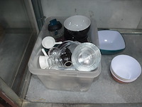Pvc bak met porseleinen potjes, kartonnen doos met kommen en borden, 18 vierkante borden, 11 pasta borden, 6 rechthoekige borden, 13 ronde bordjes (6,16,23,24,25,26) - afbeelding 4 van  11