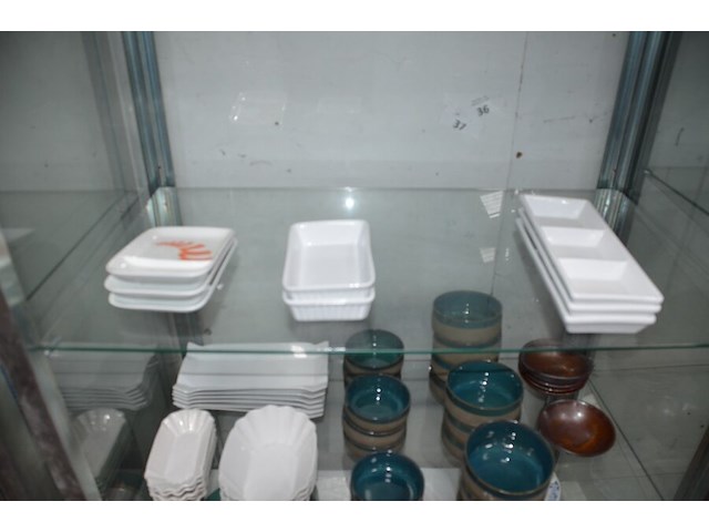 Pvc bak met porseleinen potjes, kartonnen doos met kommen en borden, 18 vierkante borden, 11 pasta borden, 6 rechthoekige borden, 13 ronde bordjes (6,16,23,24,25,26) - afbeelding 6 van  11