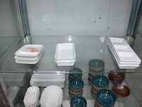 Pvc bak met porseleinen potjes, kartonnen doos met kommen en borden, 18 vierkante borden, 11 pasta borden, 6 rechthoekige borden, 13 ronde bordjes (6,16,23,24,25,26) - afbeelding 6 van  11