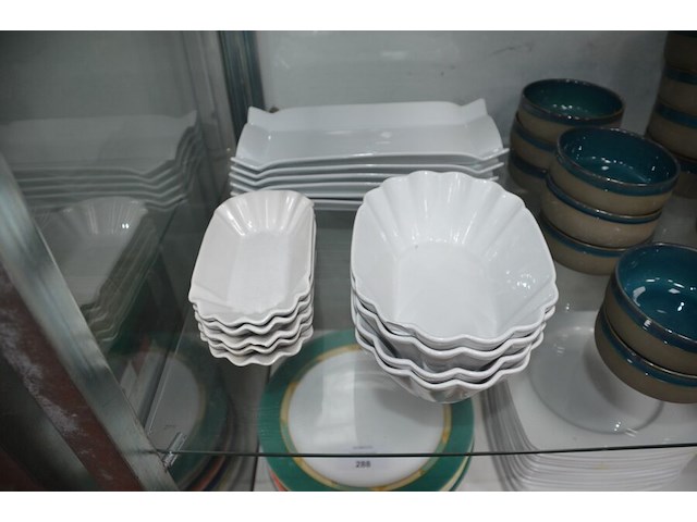 Pvc bak met porseleinen potjes, kartonnen doos met kommen en borden, 18 vierkante borden, 11 pasta borden, 6 rechthoekige borden, 13 ronde bordjes (6,16,23,24,25,26) - afbeelding 7 van  11