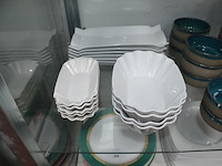 Pvc bak met porseleinen potjes, kartonnen doos met kommen en borden, 18 vierkante borden, 11 pasta borden, 6 rechthoekige borden, 13 ronde bordjes (6,16,23,24,25,26) - afbeelding 7 van  11