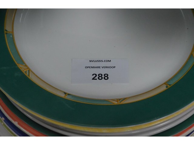 Pvc bak met porseleinen potjes, kartonnen doos met kommen en borden, 18 vierkante borden, 11 pasta borden, 6 rechthoekige borden, 13 ronde bordjes (6,16,23,24,25,26) - afbeelding 9 van  11