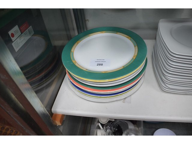 Pvc bak met porseleinen potjes, kartonnen doos met kommen en borden, 18 vierkante borden, 11 pasta borden, 6 rechthoekige borden, 13 ronde bordjes (6,16,23,24,25,26) - afbeelding 11 van  11