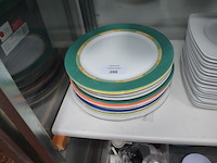 Pvc bak met porseleinen potjes, kartonnen doos met kommen en borden, 18 vierkante borden, 11 pasta borden, 6 rechthoekige borden, 13 ronde bordjes (6,16,23,24,25,26) - afbeelding 11 van  11