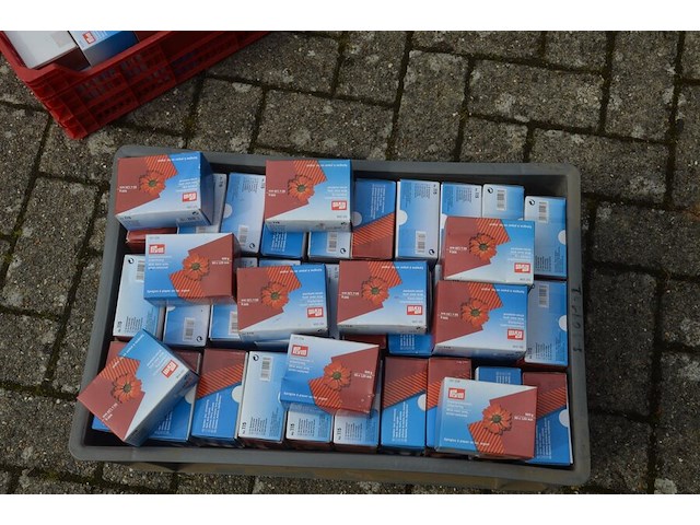 Pvc box met ca. 100 doosjes kopspelden inox - afbeelding 1 van  5