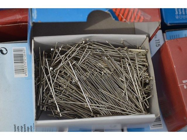 Pvc box met ca. 100 doosjes kopspelden inox - afbeelding 3 van  5