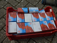 Pvc box met ca. 45 doosjes kopspelden inox