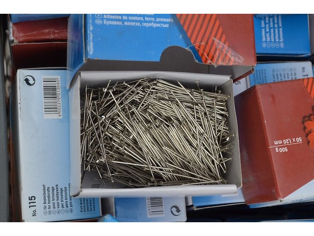 Pvc box met ca. 45 doosjes kopspelden inox - afbeelding 3 van  5
