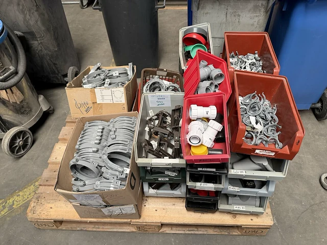 Pvc buis beugels - afbeelding 1 van  6