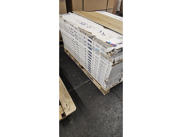 Pvc click geïntegreerd ondervloer 94m² - afbeelding 6 van  7