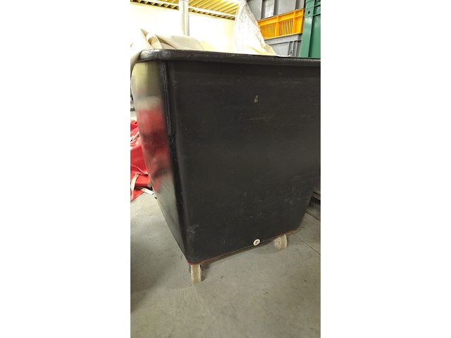 Pvc container op wielen met inhoud - afbeelding 1 van  2
