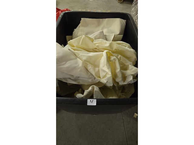 Pvc container op wielen met inhoud - afbeelding 2 van  2