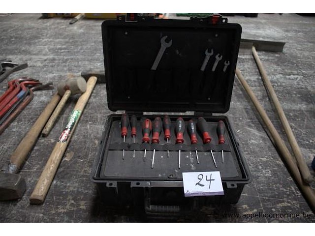 Pvc gereedschapskoffer met inhoud - afbeelding 1 van  3