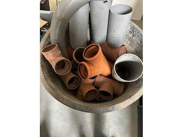 Pvc-hulpstukken afvoer & buizen - various contractor materials - afbeelding 1 van  4