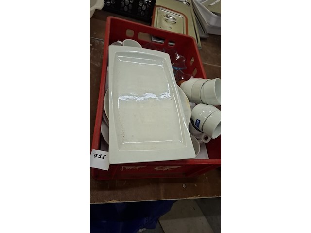 Pvc kist met divers porcelein - afbeelding 1 van  2