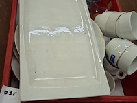 Pvc kist met divers porcelein - afbeelding 1 van  2