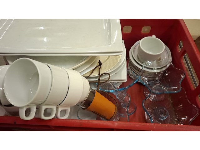 Pvc kist met divers porcelein - afbeelding 2 van  2