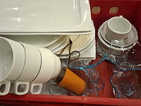 Pvc kist met divers porcelein - afbeelding 2 van  2