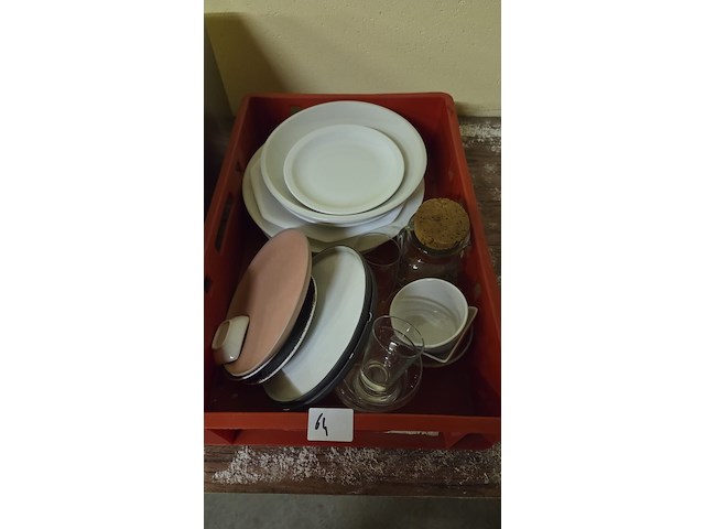 Pvc kist met diversen - afbeelding 1 van  1