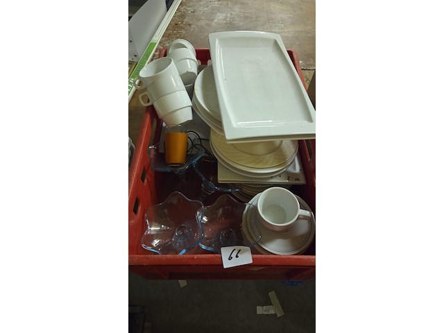 Pvc kist met diversen - afbeelding 1 van  1